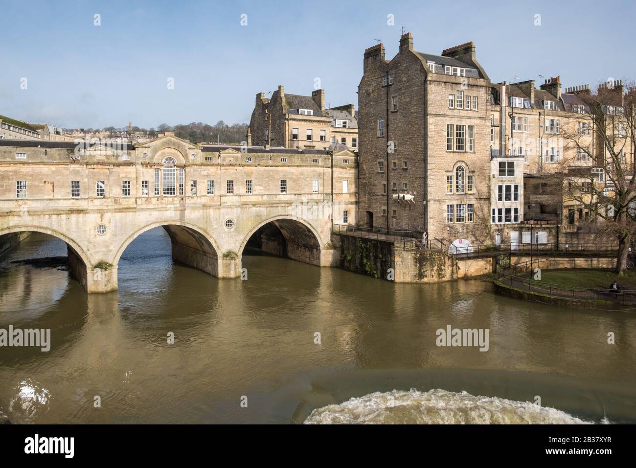 Die Pulteney Bridge in Bath, Somerset, überquert den Fluss Avon.Entworfen von Robert Adam im palladianischen Stil, erbaut im Jahr 174 Stockfoto