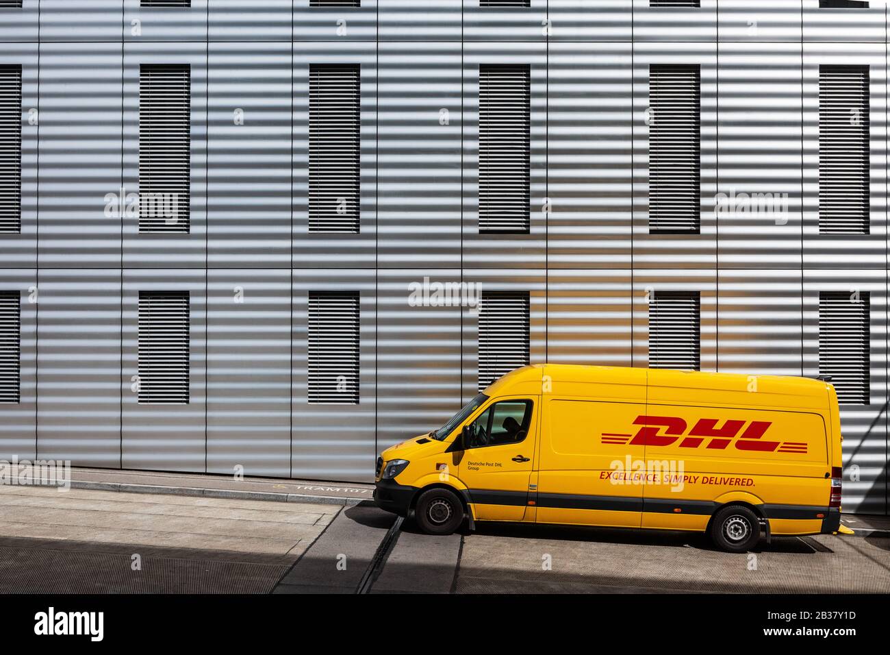 DHL Van vor einem modernen Bürogebäude in Basel, Schweiz Stockfoto