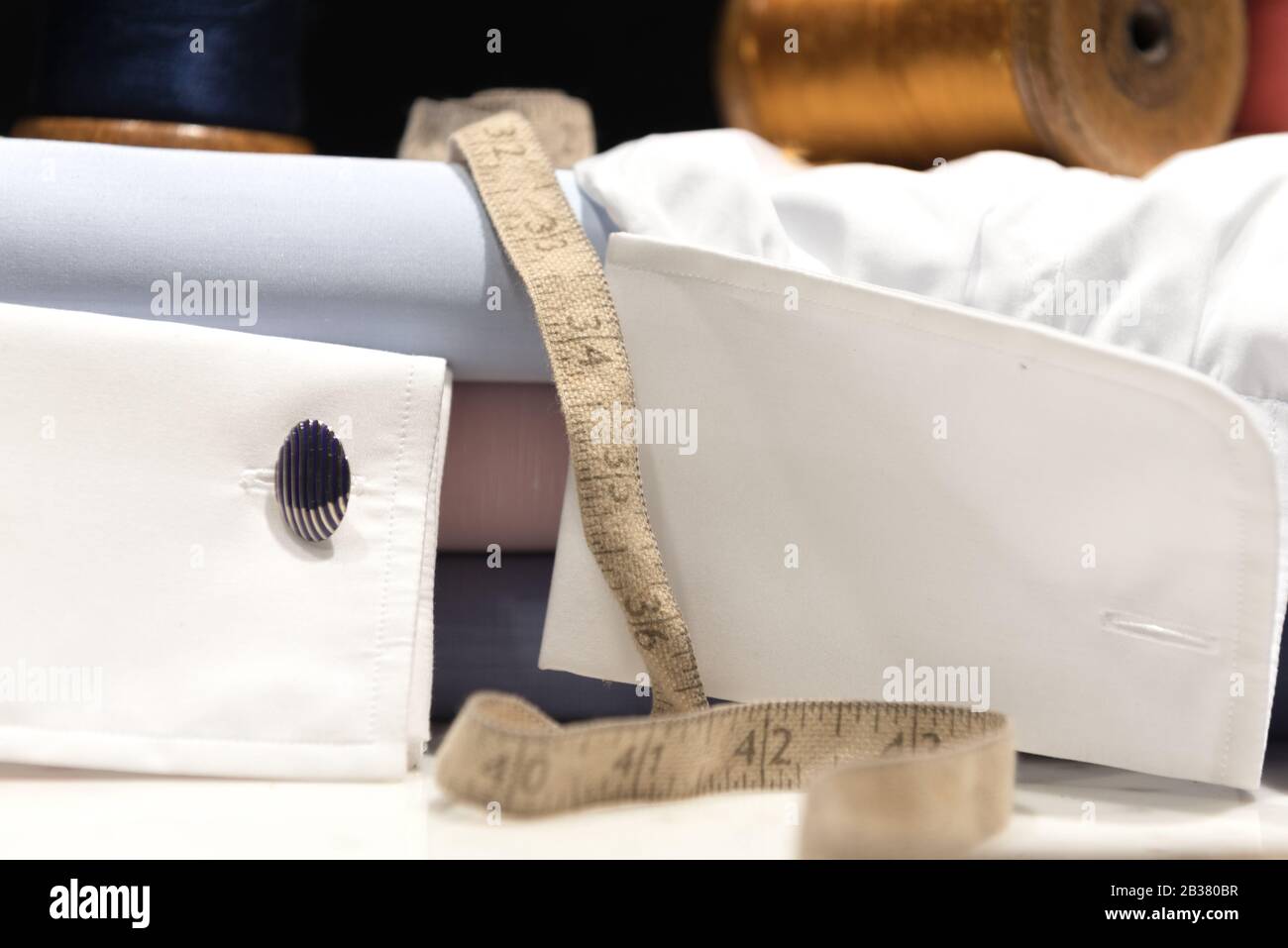 Tailor's Old Tape Measure mit Bluse Cuffs und Manschettenknöpfen Stockfoto