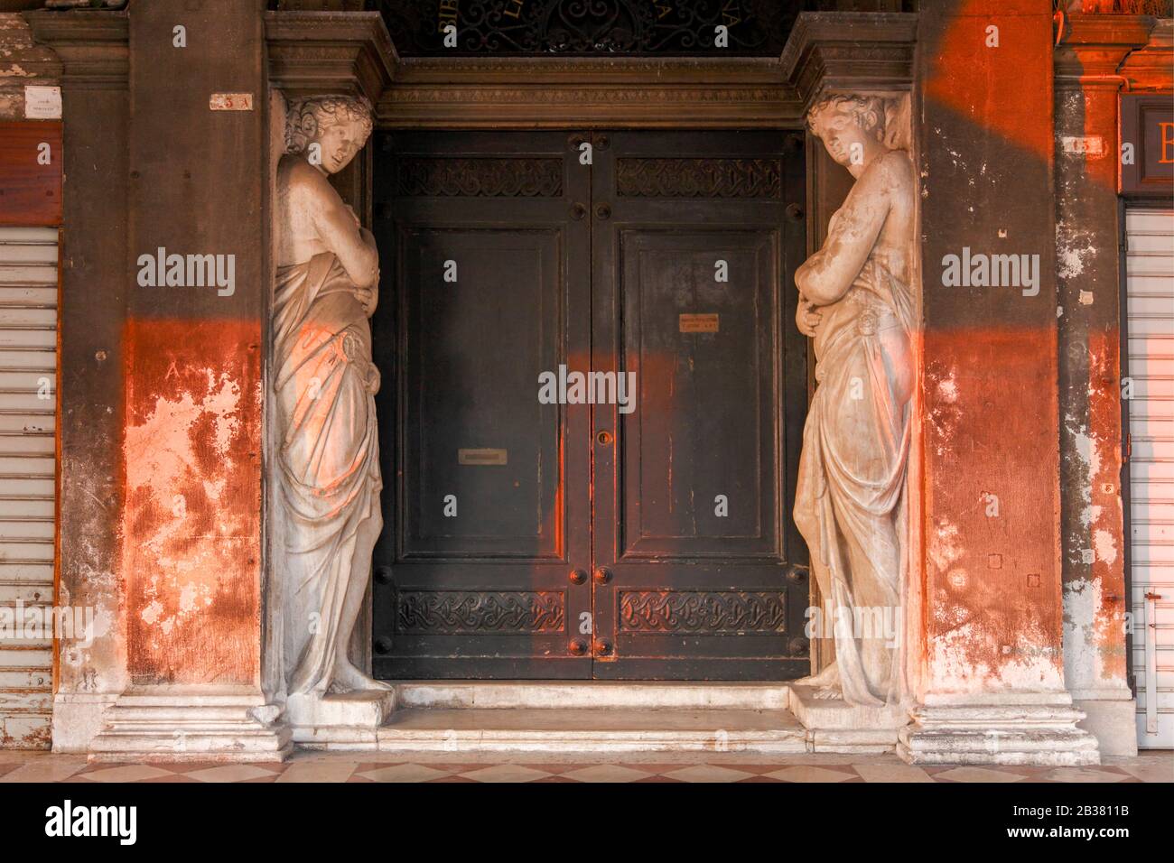 Eingang des Marciana Bibliothekspalasts, der Piazza San Marco, des Markusplatzes, Venedigs, Venetiens, Italien. Stockfoto