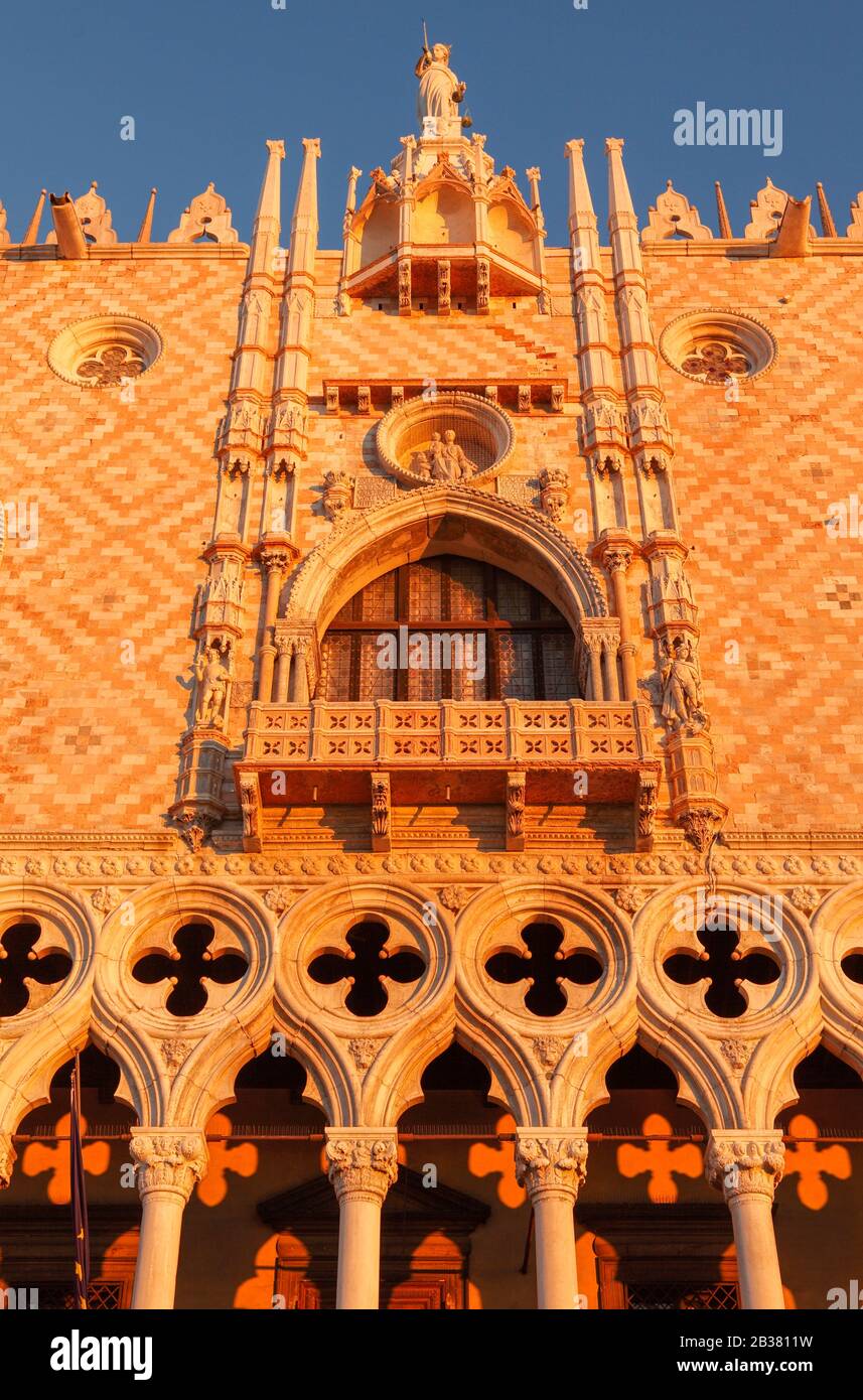 Sonnenstrahlen beim Sonnenaufgang durch die Bögen des Palazzo Ducale (Dogenpalast) Markusplatz, Venedig, Venetien, Italien. Stockfoto