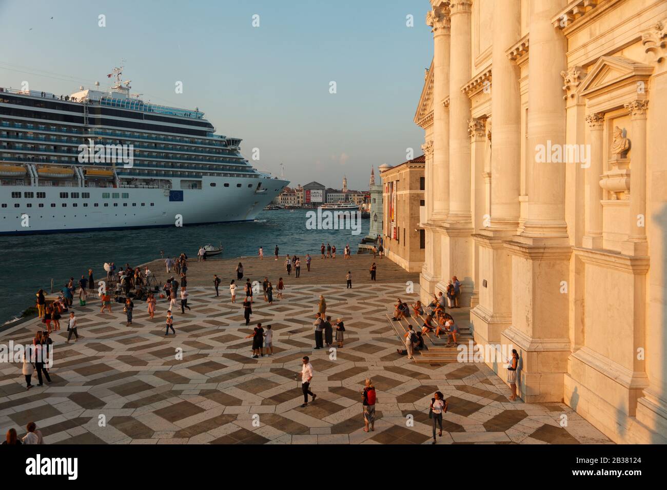 Kreuzfahrtschiff passiert die Insel San Giorgio Maggiore, Venedig, Venetien, Italien, Europa. Stockfoto