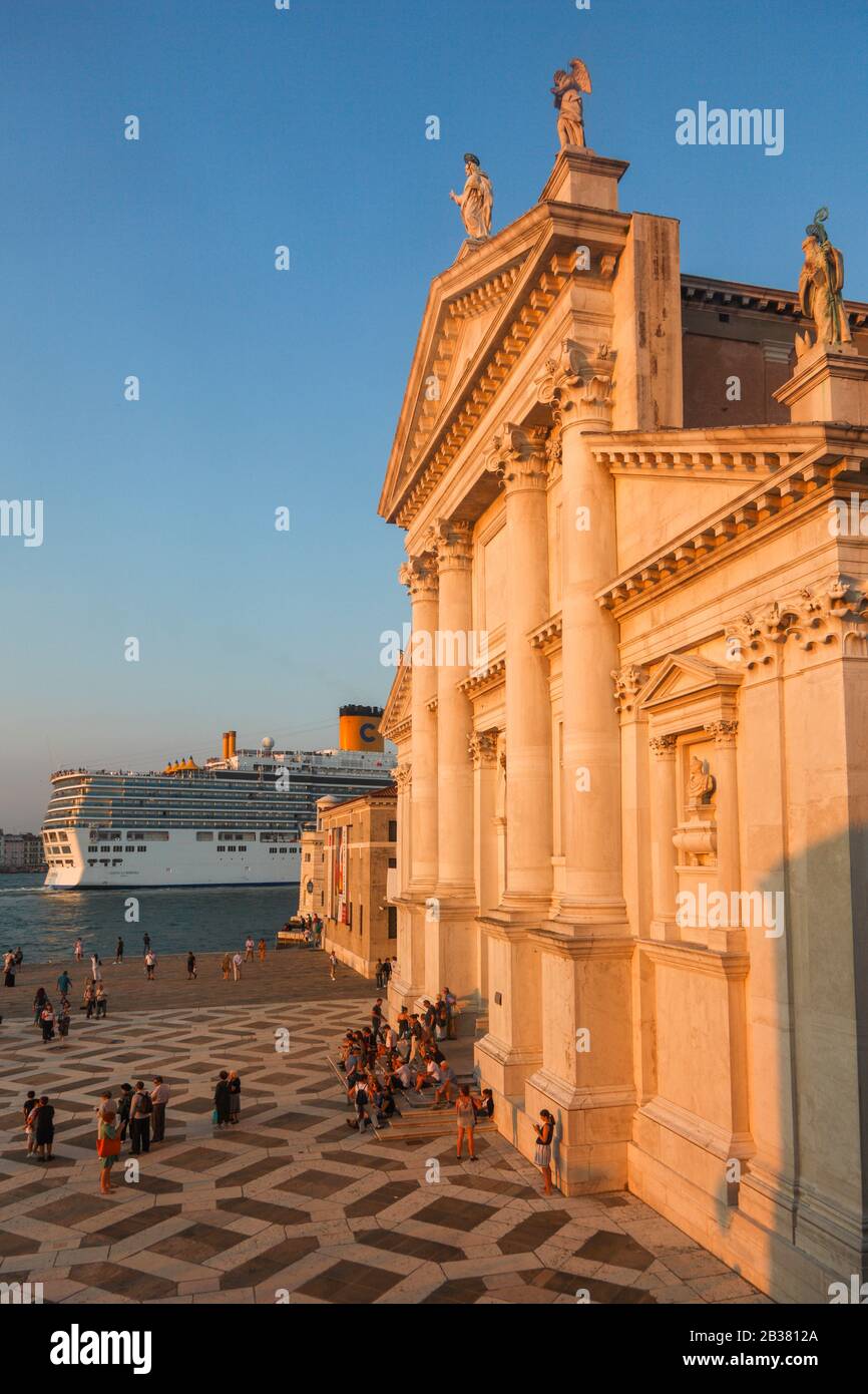 Das Kreuzfahrtschiff passiert die Insel San Giorgio Maggiore, Cloister, Giorgio Cini Foundation, Venedig, Venetien, Italien und Europa. Stockfoto