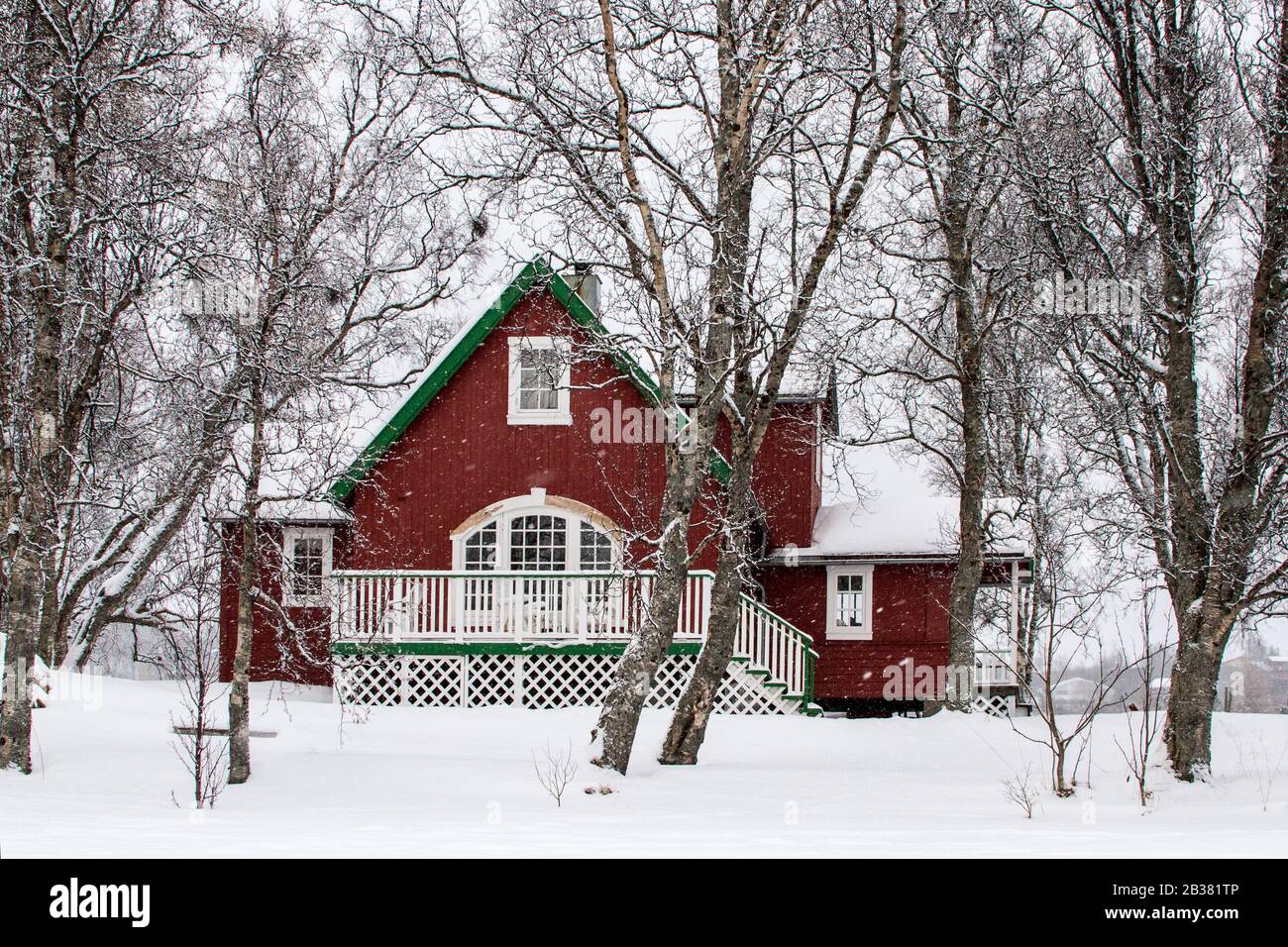 Eingeschneites Haus im Schneefall, Winter, Norwegen, Stockfoto