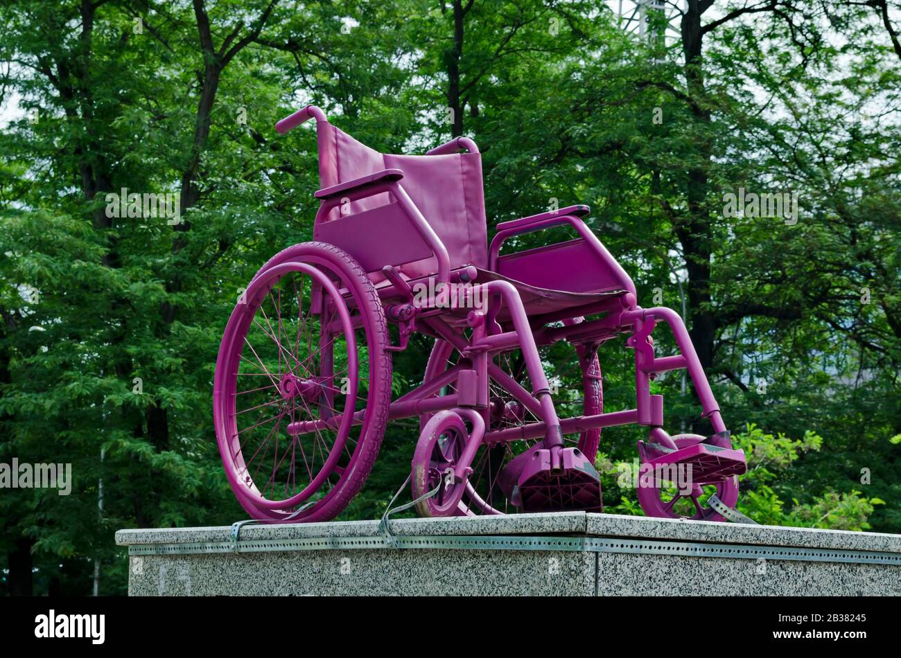 Alter Rollstuhl auf dem Podest vor dem Nationalstadion Sofia, Bulgarien Stockfoto