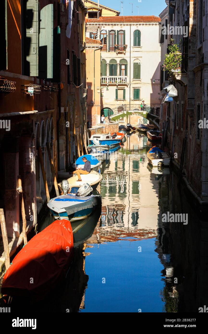 Reflexion in einem Kanal; Venedig; Venetien; Italien, Europa. Stockfoto