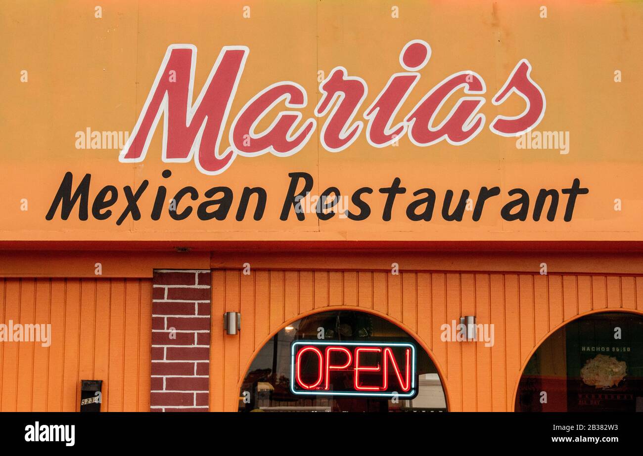 Charlotte, NC/USA - 10. Mai 2019: Außenansicht des mexikanischen Restaurants Marias am South Blvd. Im Süden zeigt Charlotte ein leuchtendes orangefarbenes Gebäude mit Rot Stockfoto
