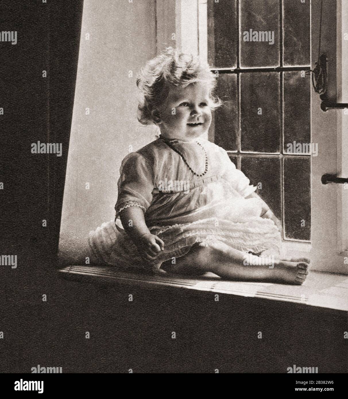 Prinzessin Elizabeth von York zukünftige Elizabeth II, 1926 - 2022. Königin des Vereinigten Königreichs. Hier im Alter von einem Jahr gesehen. Aus dem Krönungsbuch, erschienen 1937. Stockfoto