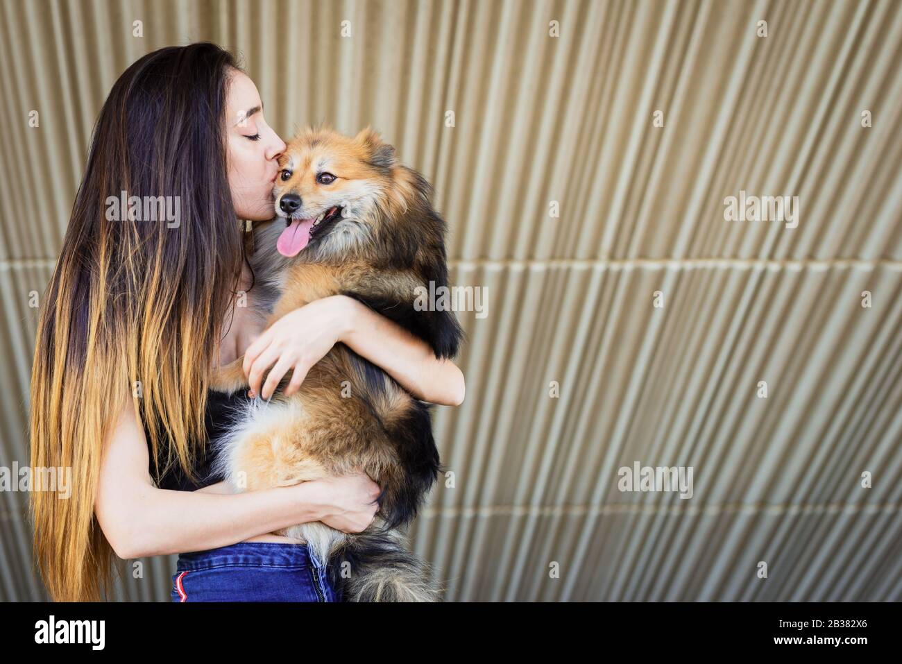 Frau küsst Hund mit Kopierraum für Text Stockfoto