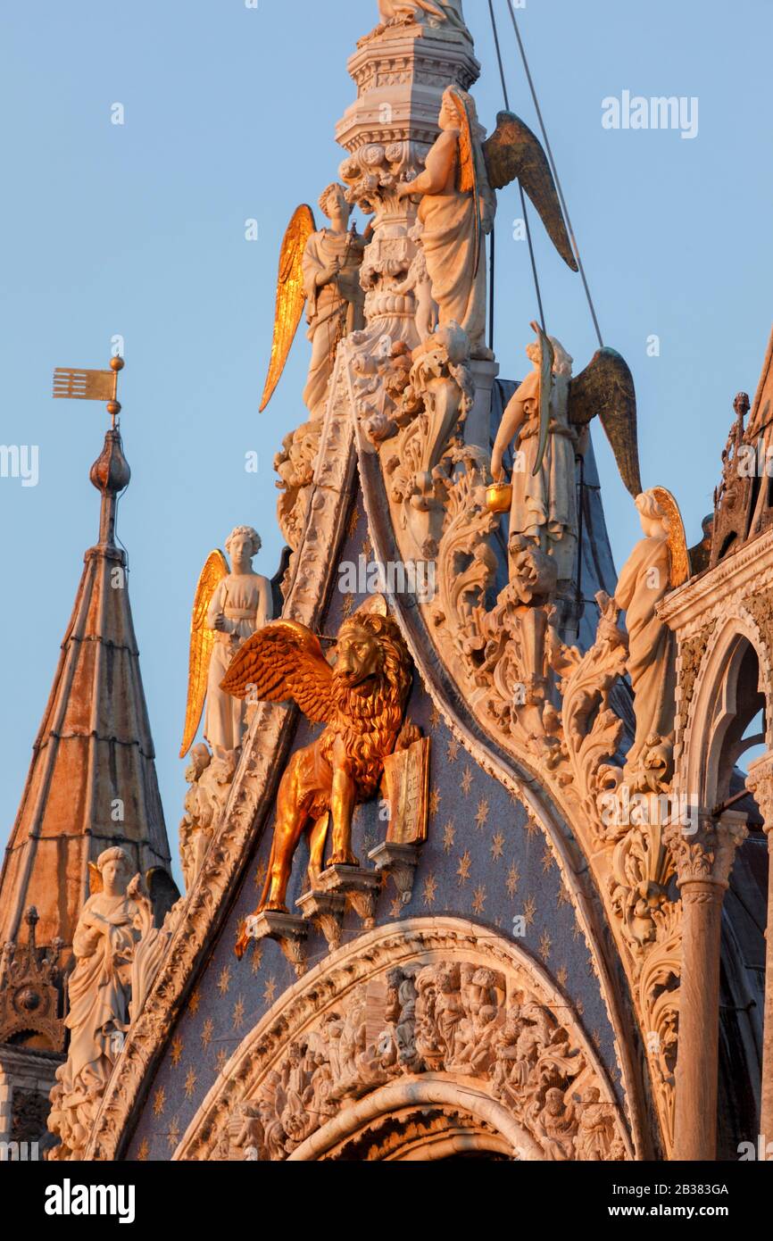 Kunstvolle Details zur Basilika San Marco, St Mark's Square, Venedig, Venetien, Italien. Stockfoto