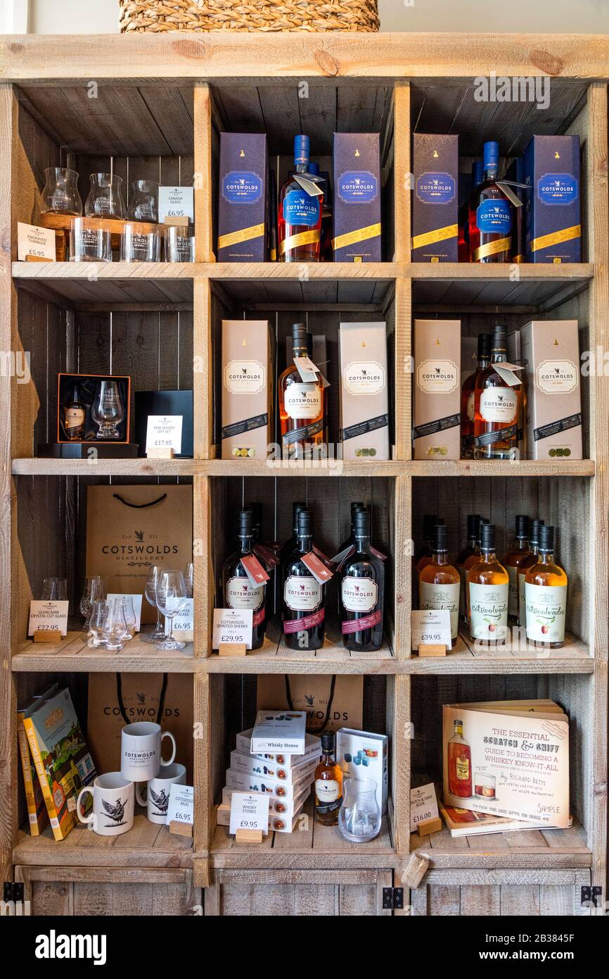 Whiskey, Gin und andere Spirituosen aus der Cotswolds Distillery in den Verkaufsregalen am Broadway, Worcestershire, England, Großbritannien Stockfoto
