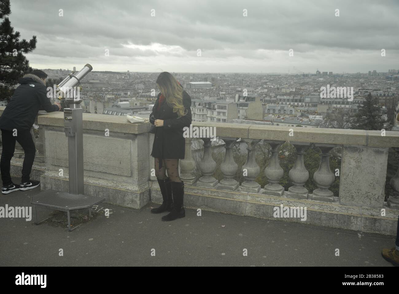 Dunkelblonde, haarige Frauen an einem Aussichtspunkt mit Blick auf Paris, Pasakdek Stockfoto