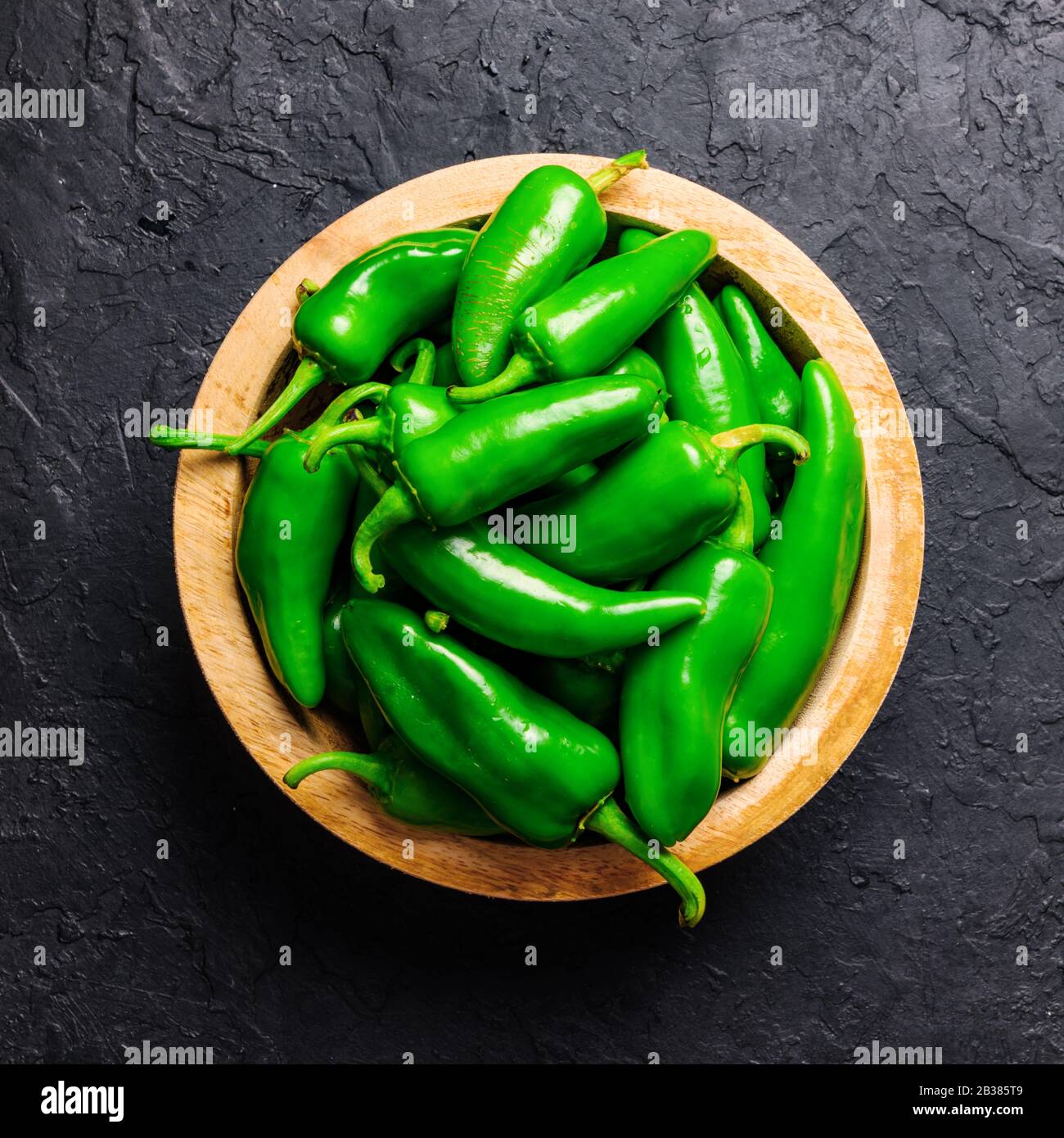 Grüne jalapeno hot pepper in Holzplatte Nahaufnahme. Essen Fotografie Stockfoto