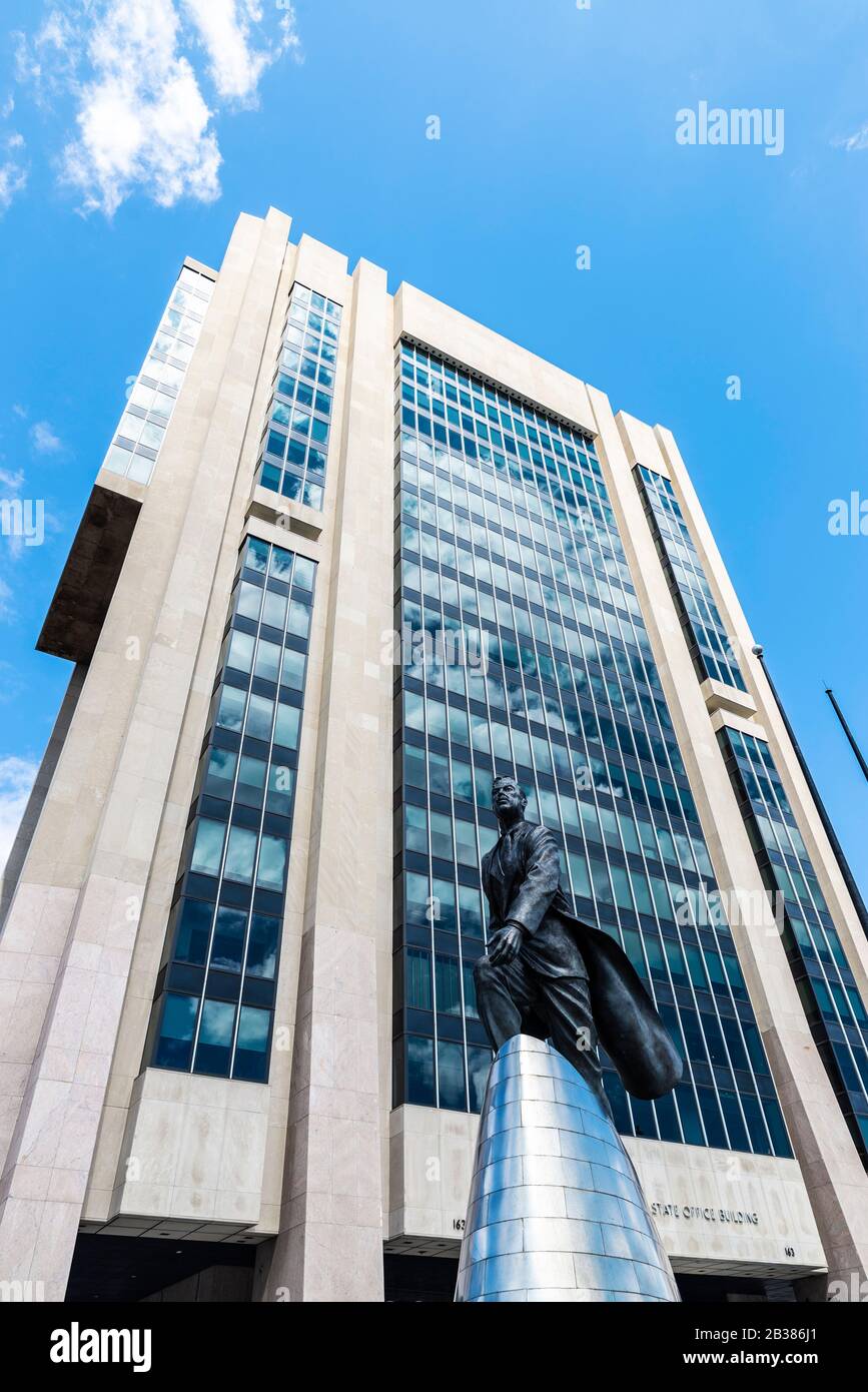 New York City, USA - 4. August 2018: Fassade des Adam Clayton Powell Jr. State Office Building und seiner Bronzeplastik in Harlem, Manhattan, New Yo Stockfoto