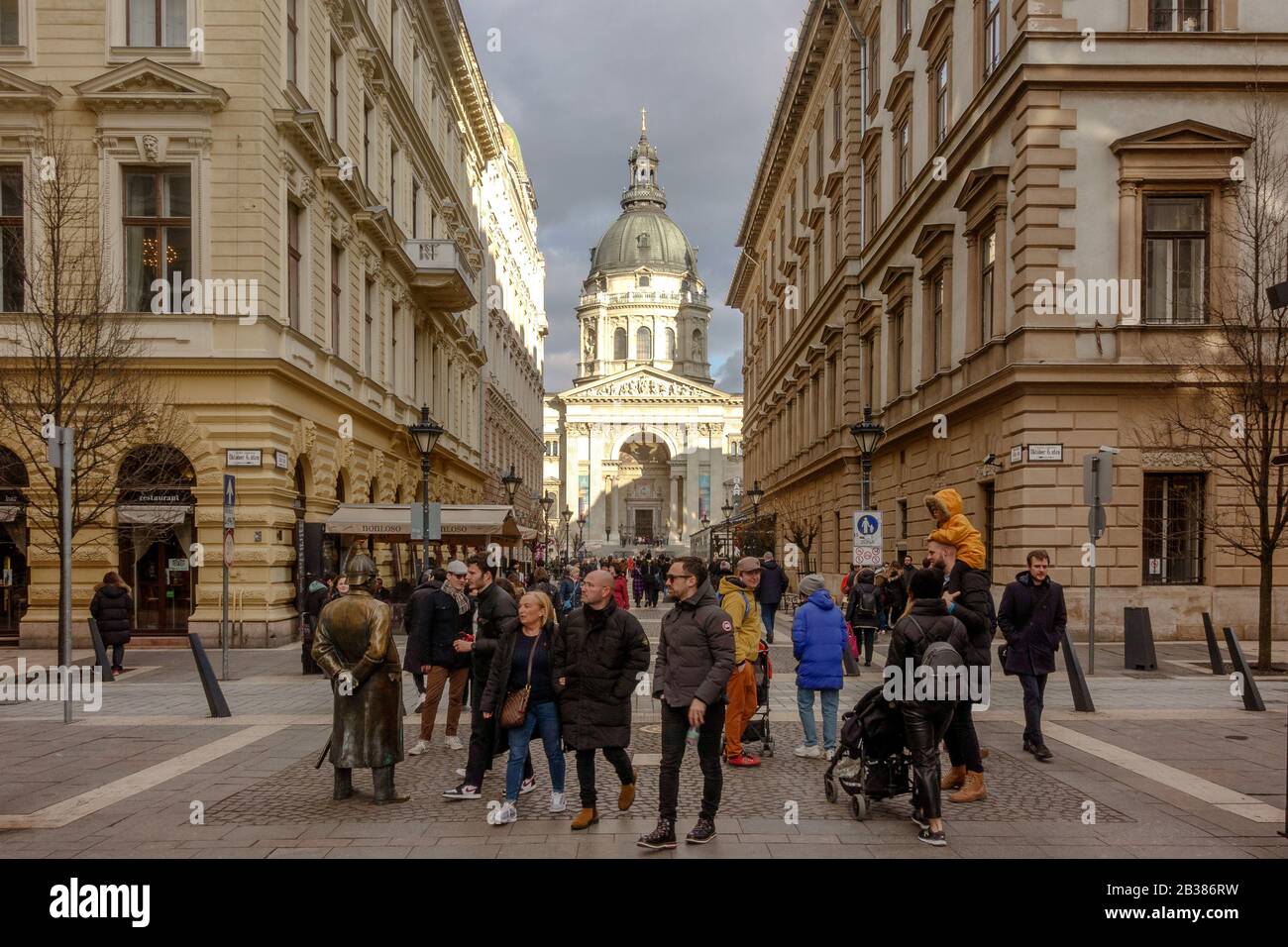 Touristen, die auf der Straße laufen, die zur Stephansbasilika in Budapest, Ungarn führt Stockfoto