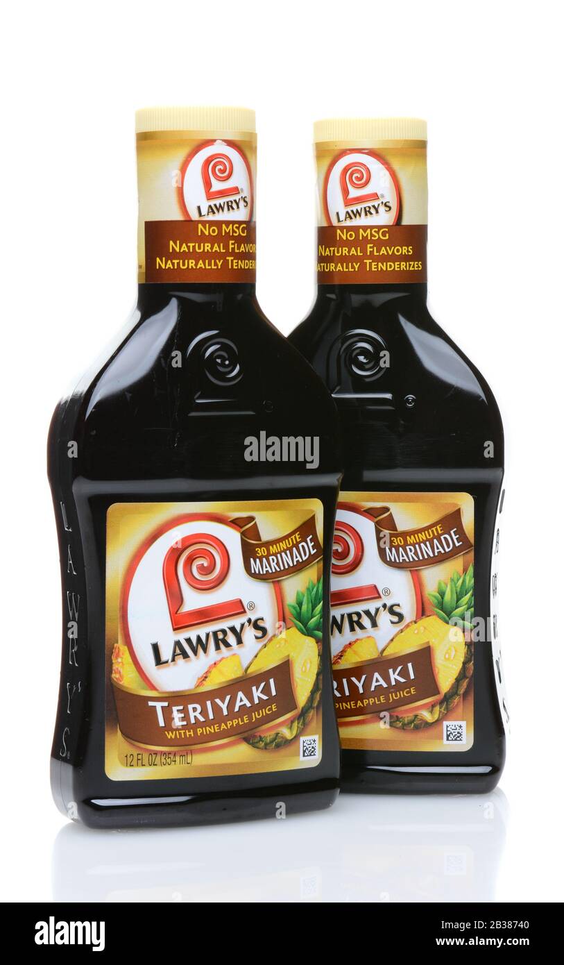 Irvine, CA - 23. JUNI 2014: Zwei Flaschen Teriyaki-Marinade von Lawry. Die Marke McCormick & Company hat ihren Anfang bei The Lawry's The Prime R gemacht Stockfoto