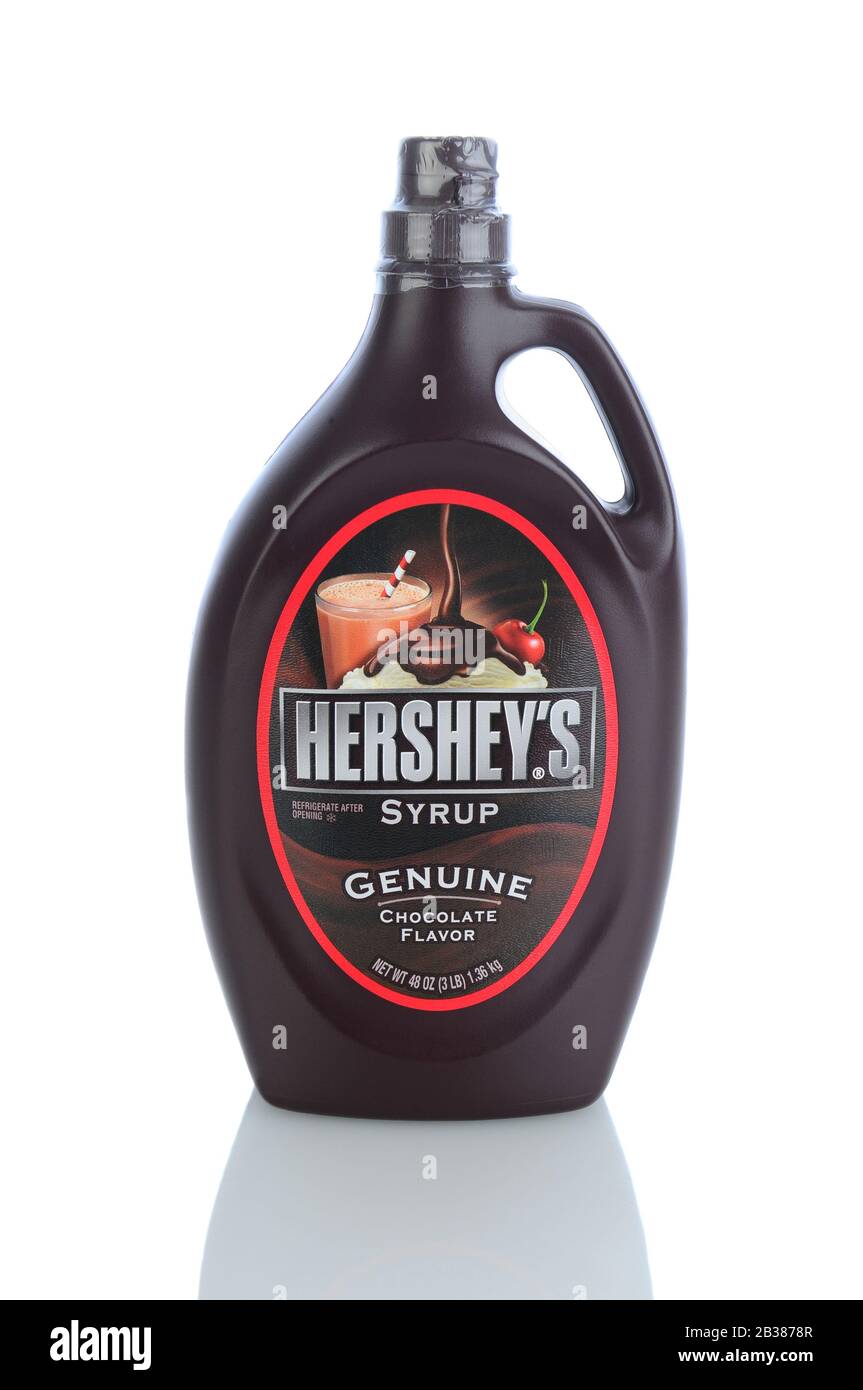 Irvine, CA - 11. Januar 2013: Eine 48-Unze-Flasche Hersheys Schokoladensirup. Die Hershey Company ist der größte Schokoladenhersteller in Nordamerika Stockfoto