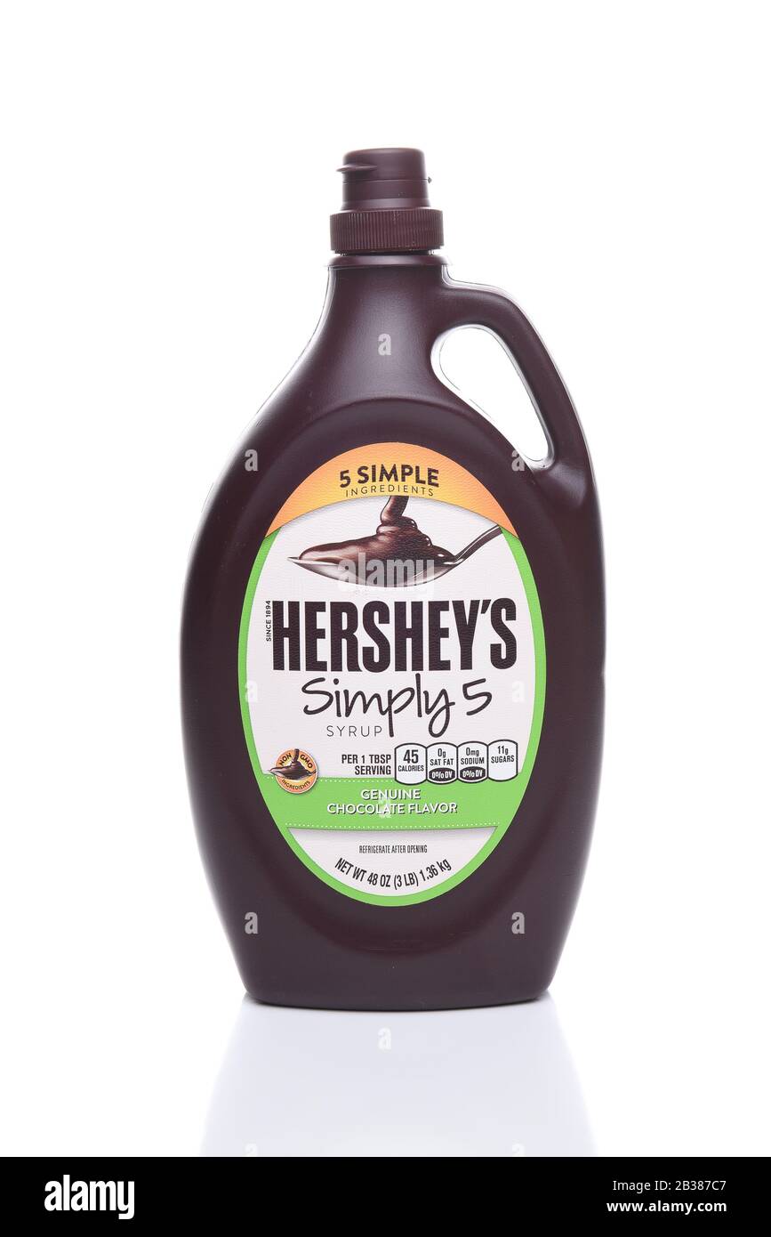 Irvine, KALIFORNIEN - 21. AUGUST 2017: Hersheys Einfach 5 Sirup. Hersheys neuer Ersatz für ihren traditionellen Schokoladensirup durch alle gentechnisch nicht gentechnisch veränderten Produkte Stockfoto
