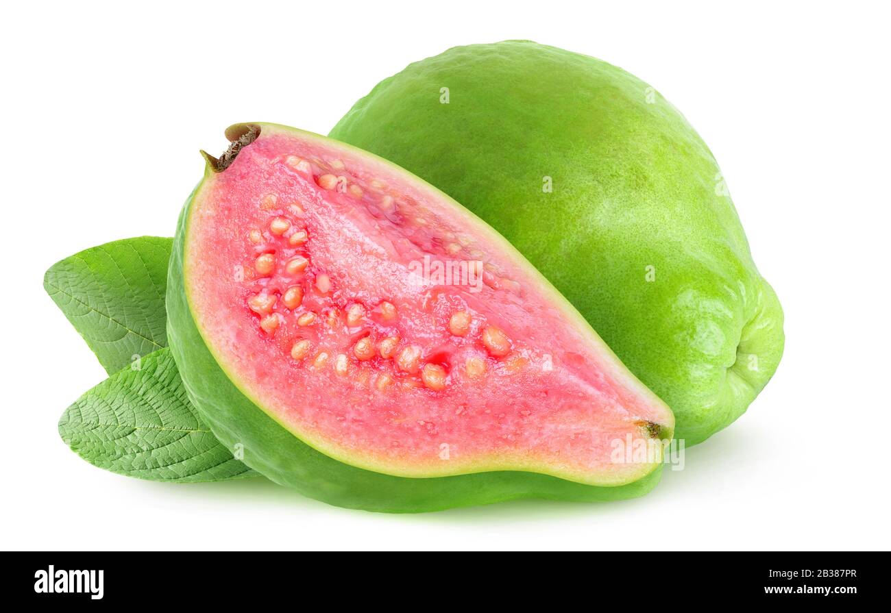 Isolierte Guava. Frisch geschnittene Guava-Früchte mit grüner Haut und rosafarbenem Fleisch über weißem Hintergrund Stockfoto