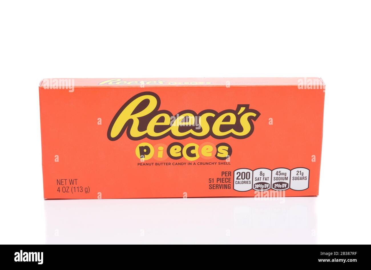 Irvine, KALIFORNIEN - 31. MAI 2018: Eine Schachtel Süßigkeiten von Reeses Stücken, eine von Der Hershey Company hergestellte Erdnussbutterbonbons. Stockfoto
