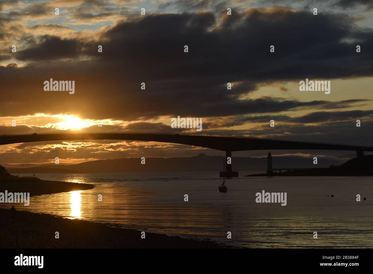 Sonnenuntergang über der Skye Bridge. Kyleakin. Schottland Stockfoto