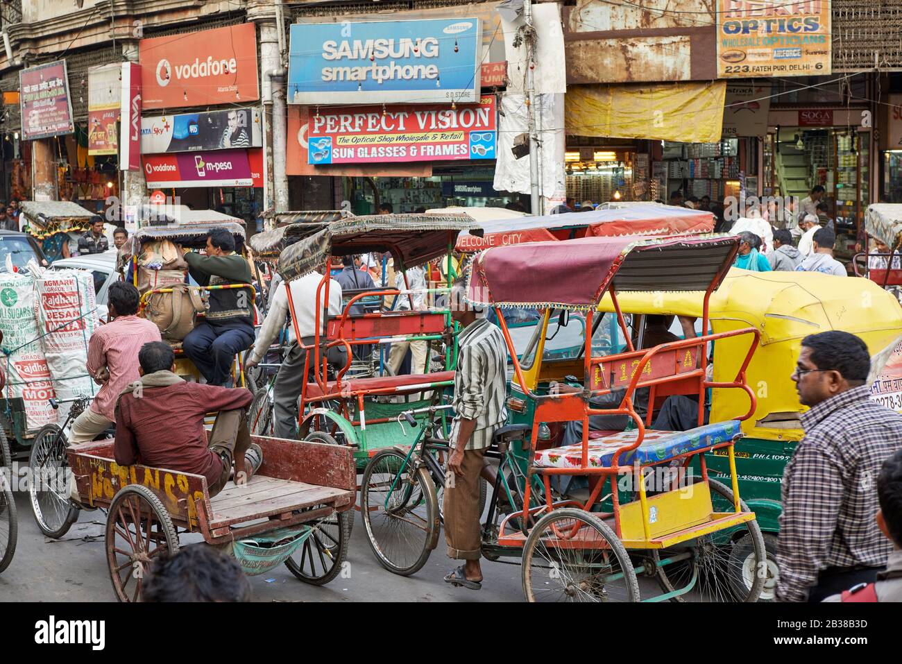 Rikscha auf Dem Old Dehli Spice Market, Geschäfte in Swami Vivekanand Marg Road, Delhi, Indien Stockfoto