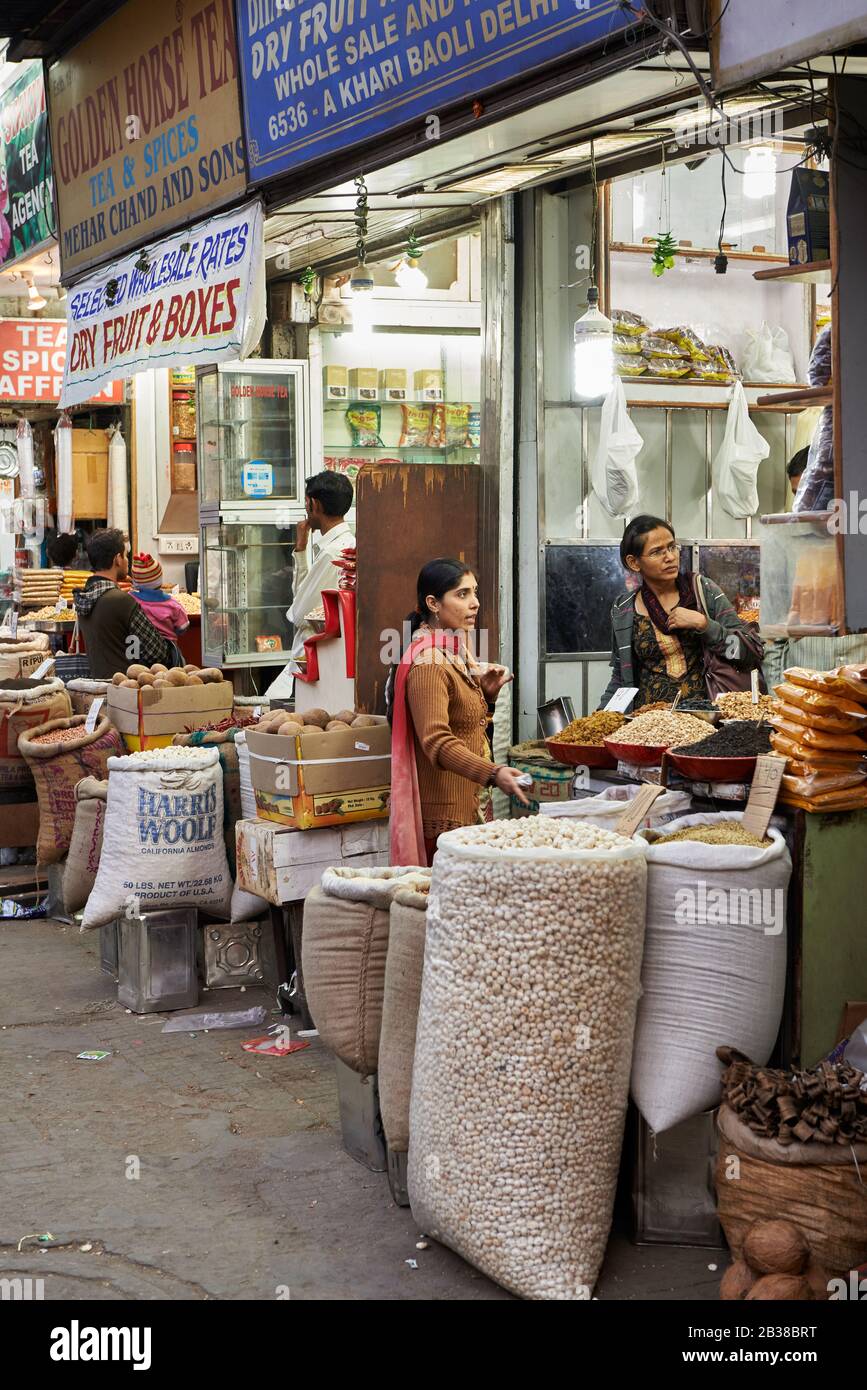 Innengeschäft auf Dem Alten Dehli Gewürzmarkt, Geschäfte in Swami Vivekanand Marg Road, Delhi, Indien Stockfoto