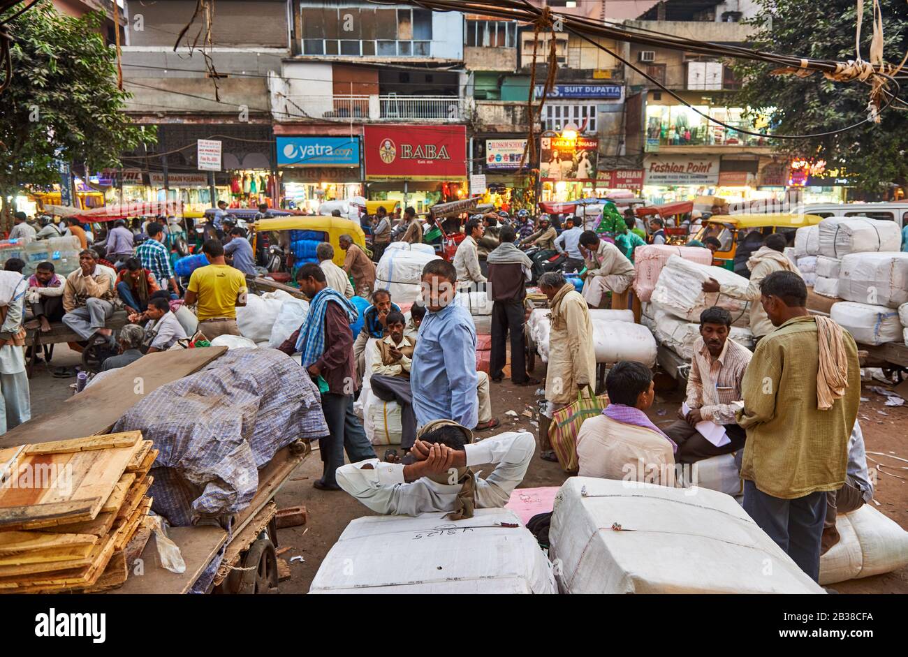 Old Dehli Gewürzmarkt, Geschäfte in Swami Vivekanand Marg Road, Delhi, Indien Stockfoto