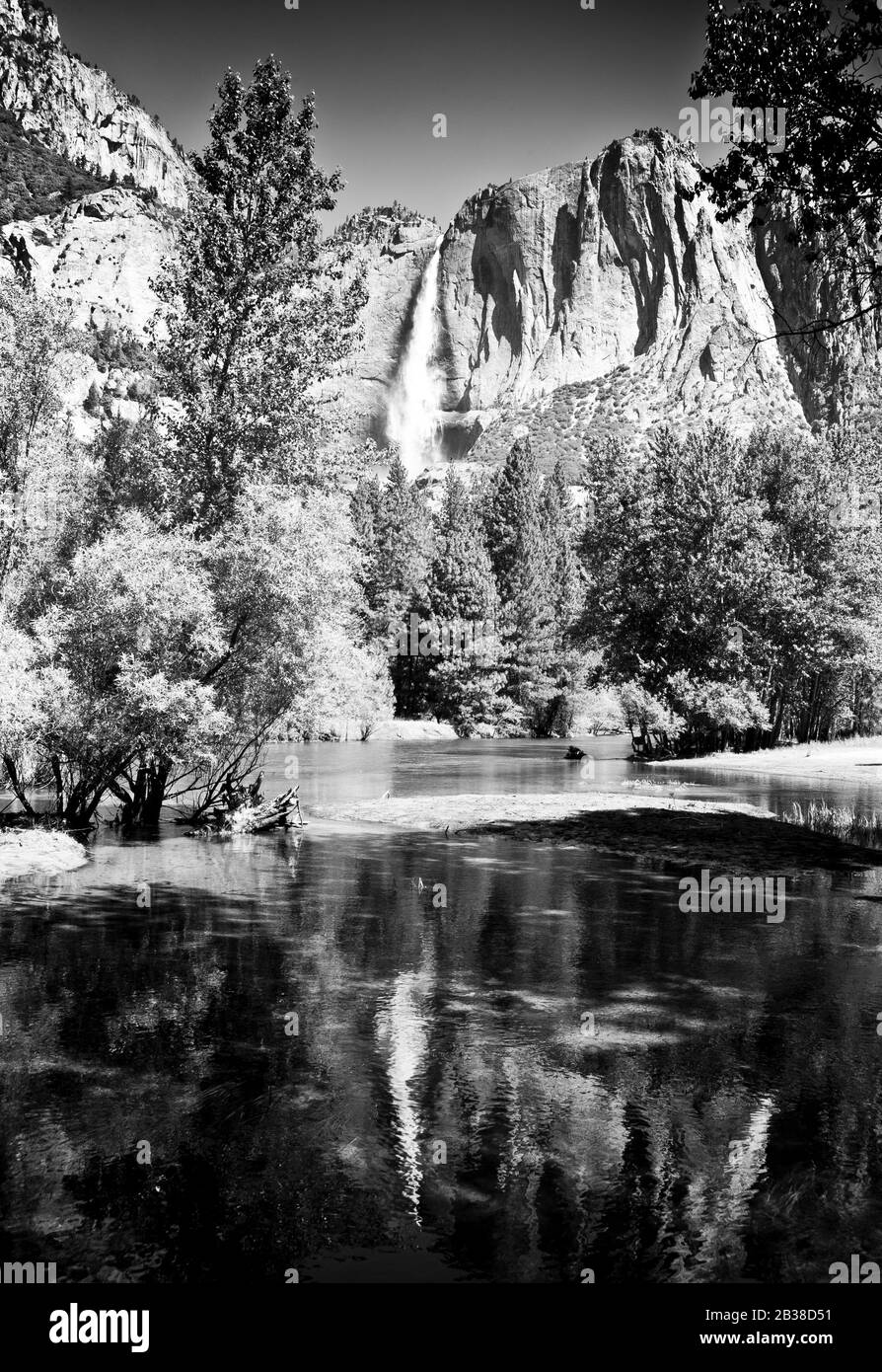 Schwarz-Weiß-Bild des unteren Wasserfalls, Cook Meadow Yosemite National Park, in der westlichen Sierra Nevada, Zentralkalifornien, Amerika Stockfoto