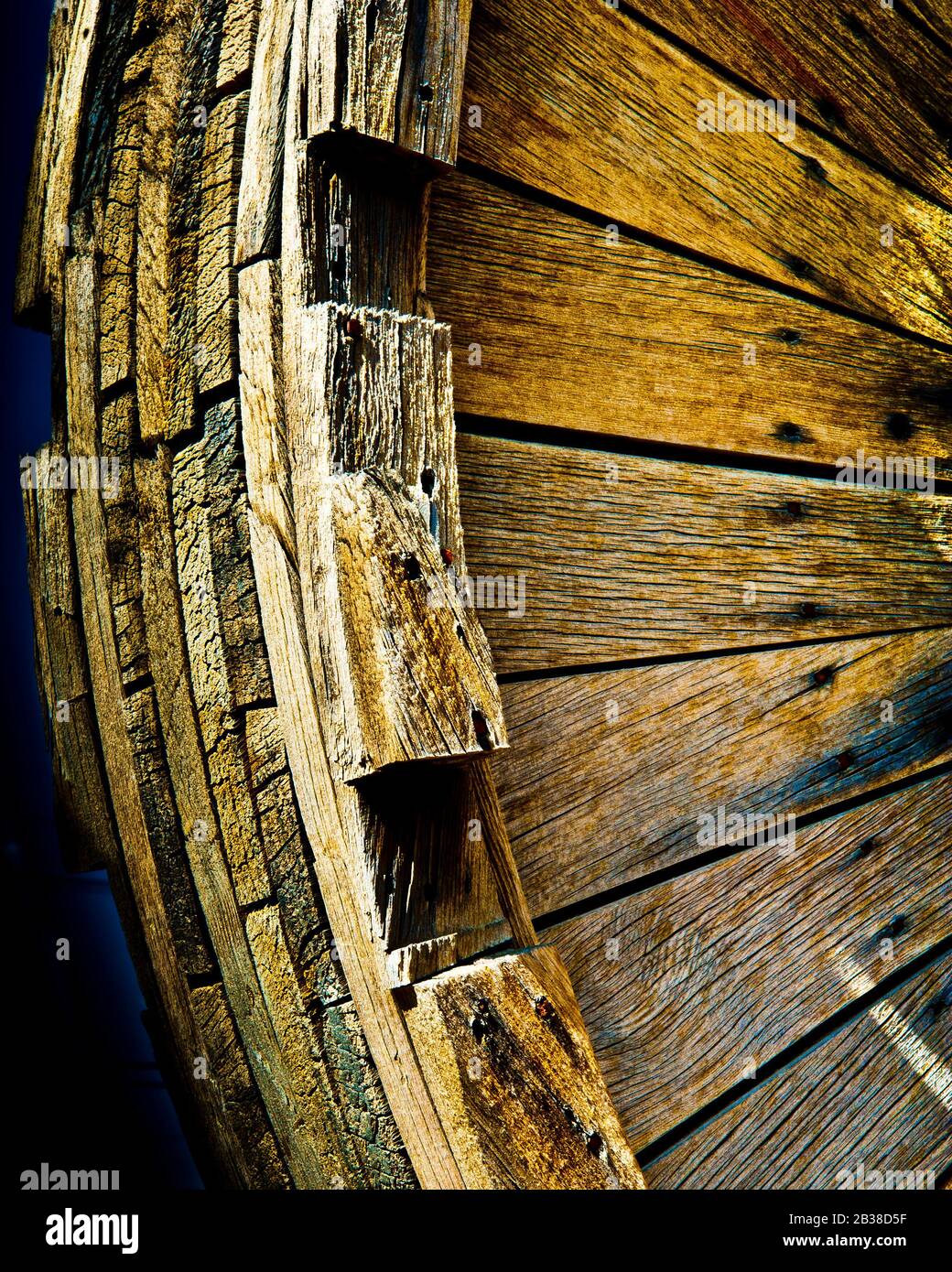 Nahbereich des Holzantriebs, aus flachen Holzlängen, Teil einer alten Stempelfabrik, Bergbaumaschinen. Coulterville, Kalifornien, USA. Stockfoto