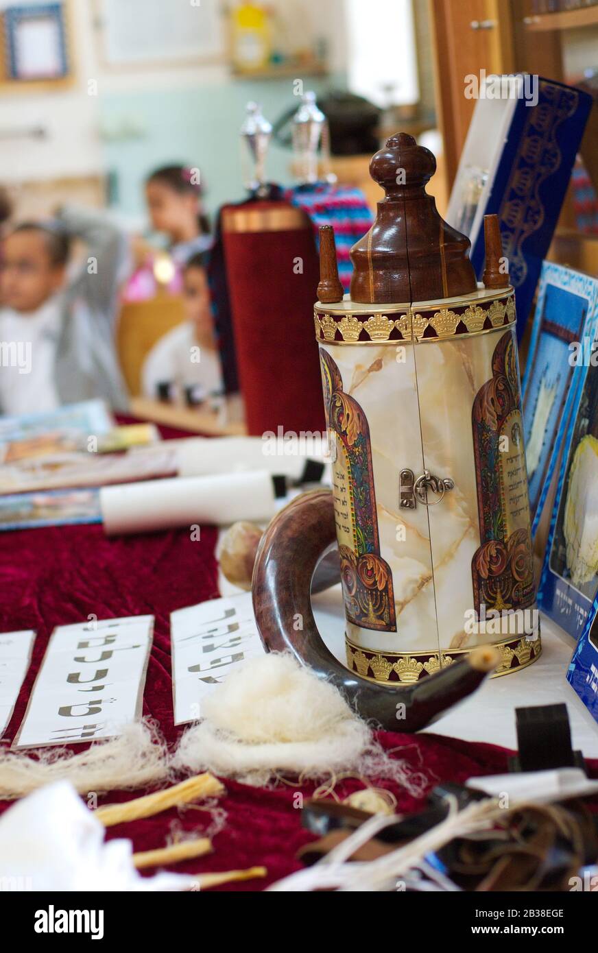 Torah scrollt in der Sinagoge im jüdischen Urlaub Stockfoto