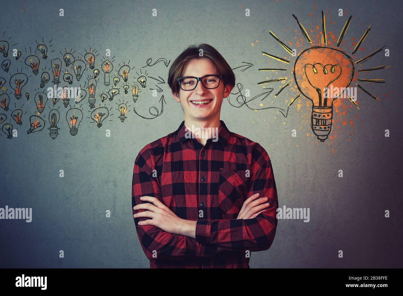 Der Teenager des Studenten denkt an neue Ideen, sammelt sie und bearbeitet sie, um einen endgültigen Plan zu erstellen. Genialer jugendlicher Nerd, kreatives Genie Wunderkind, Stockfoto