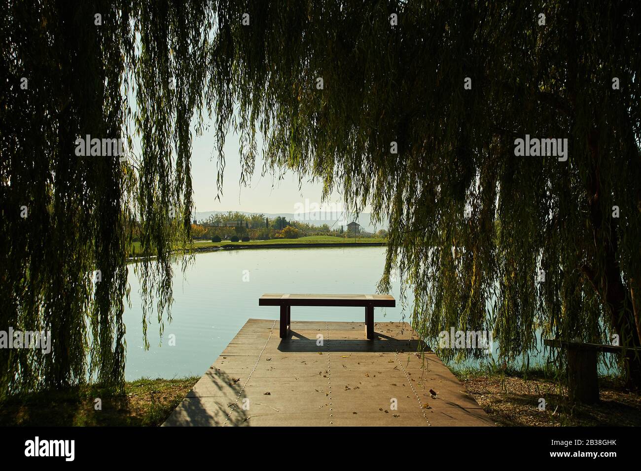 Romantische Bank am See Stockfoto