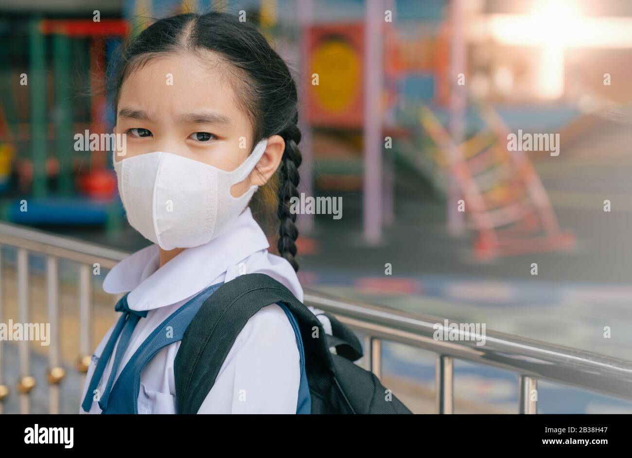 Portrait Asian Children Mädchen tragen Maske, um PM 2.5 Staub und Luftverschmutzung zu schützen. Porträt thailändischer Studenten mit Schutzmaske schlechtes Wetter, Konzept Stockfoto