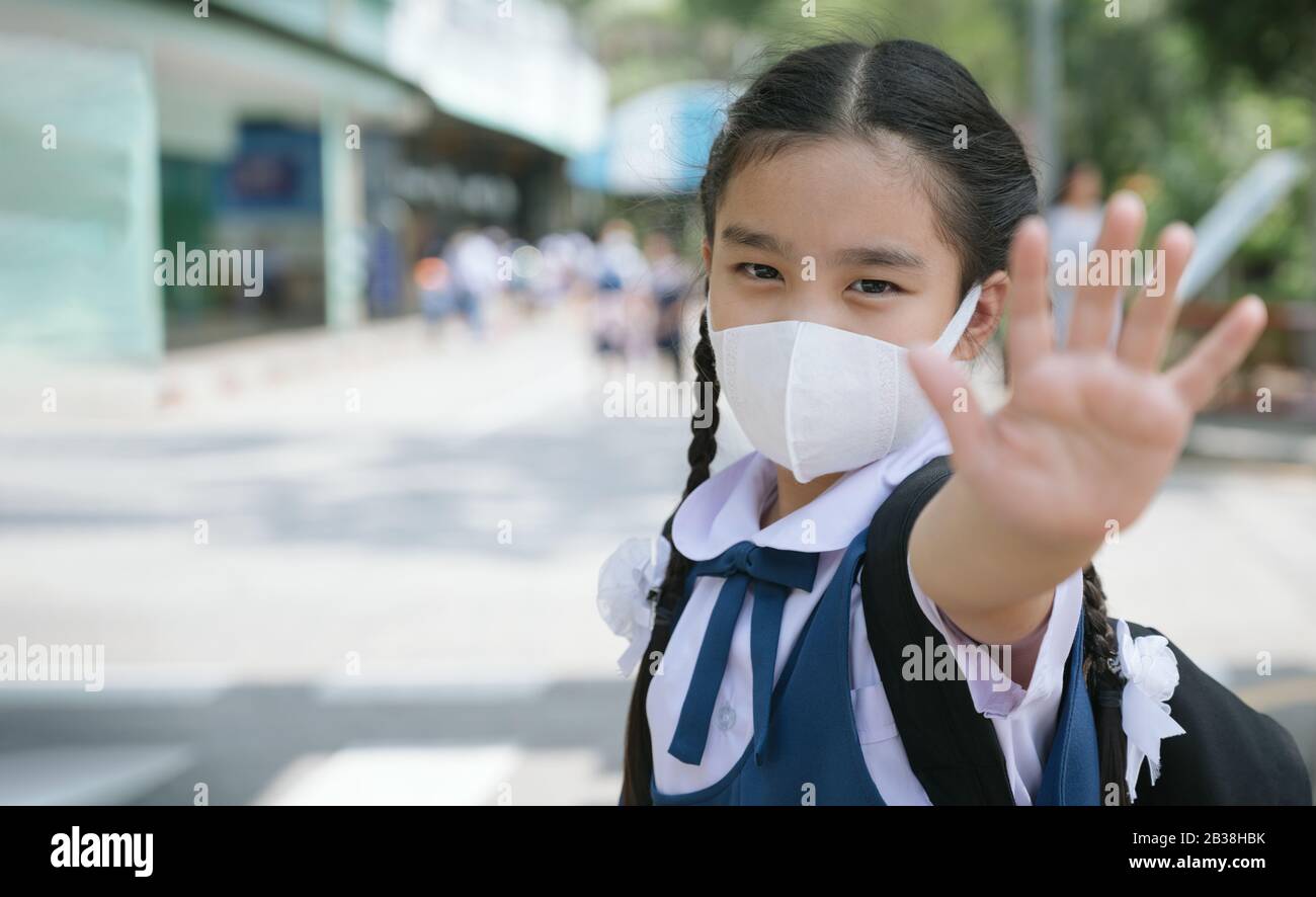 Portrait Asian Children Mädchen tragen Maske, um PM 2.5 Staub und Luftverschmutzung zu schützen. Porträt thailändischer Studenten mit Schutzmaske schlechtes Wetter, Konzept Stockfoto