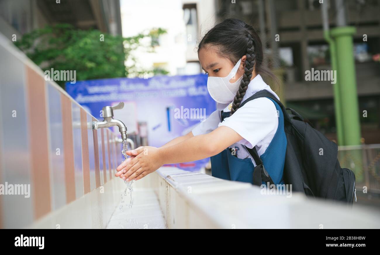 Asiatische Schüler waschen die Hände am Außenwaschbecken in der Schule. Prävention Ansteckender Krankheiten, Plage. Kinder Gesundheit, Schutz des Virus Covid Stockfoto