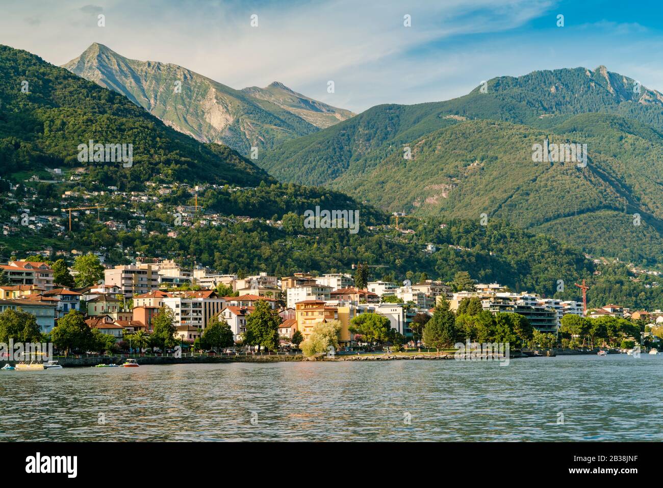 Blick auf die Stadt Locarno im Sommer mit den Alpen Stockfoto