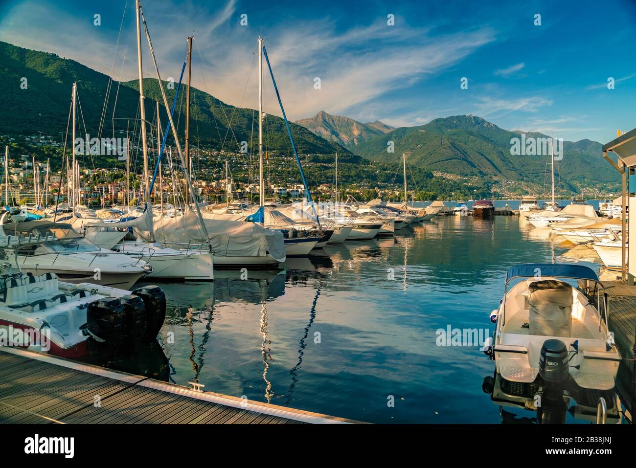 Segelboote halten im Stadtzentrum von Locarno an der Promenade Stockfoto