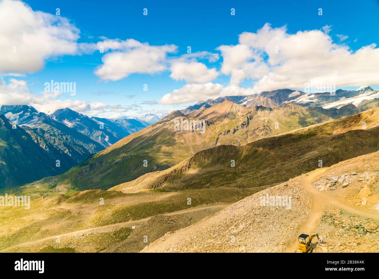 Blick auf die alpen in Zermatt im sonnigen Sommertag mit Gras Stockfoto