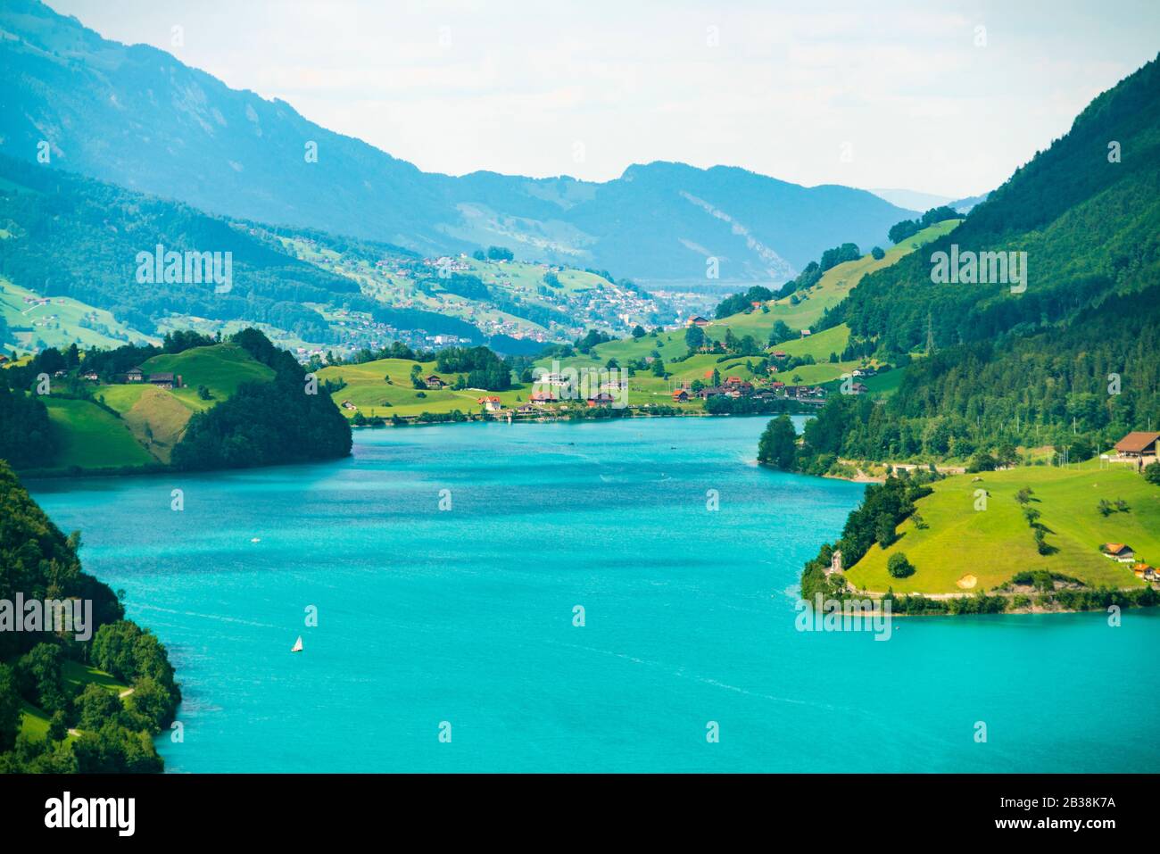 Lungern Seeübersicht im Sommer mit den Alpen im Hintergrund Stockfoto