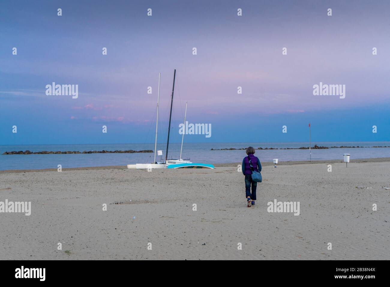 Herbst, Sonnenuntergang am Strand von Roseto degli Abruzzi Stockfoto