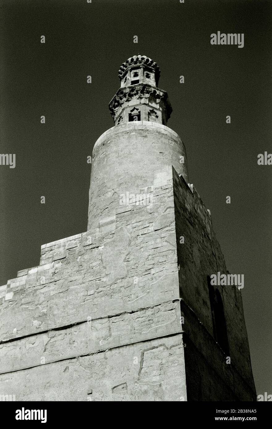 Reisefotografie - Ziggurat-Minarett der Moschee von Ibn Tulun im islamischen Kairo in der Stadt Kairo in Ägypten in Nordafrika im Nahen Osten Stockfoto
