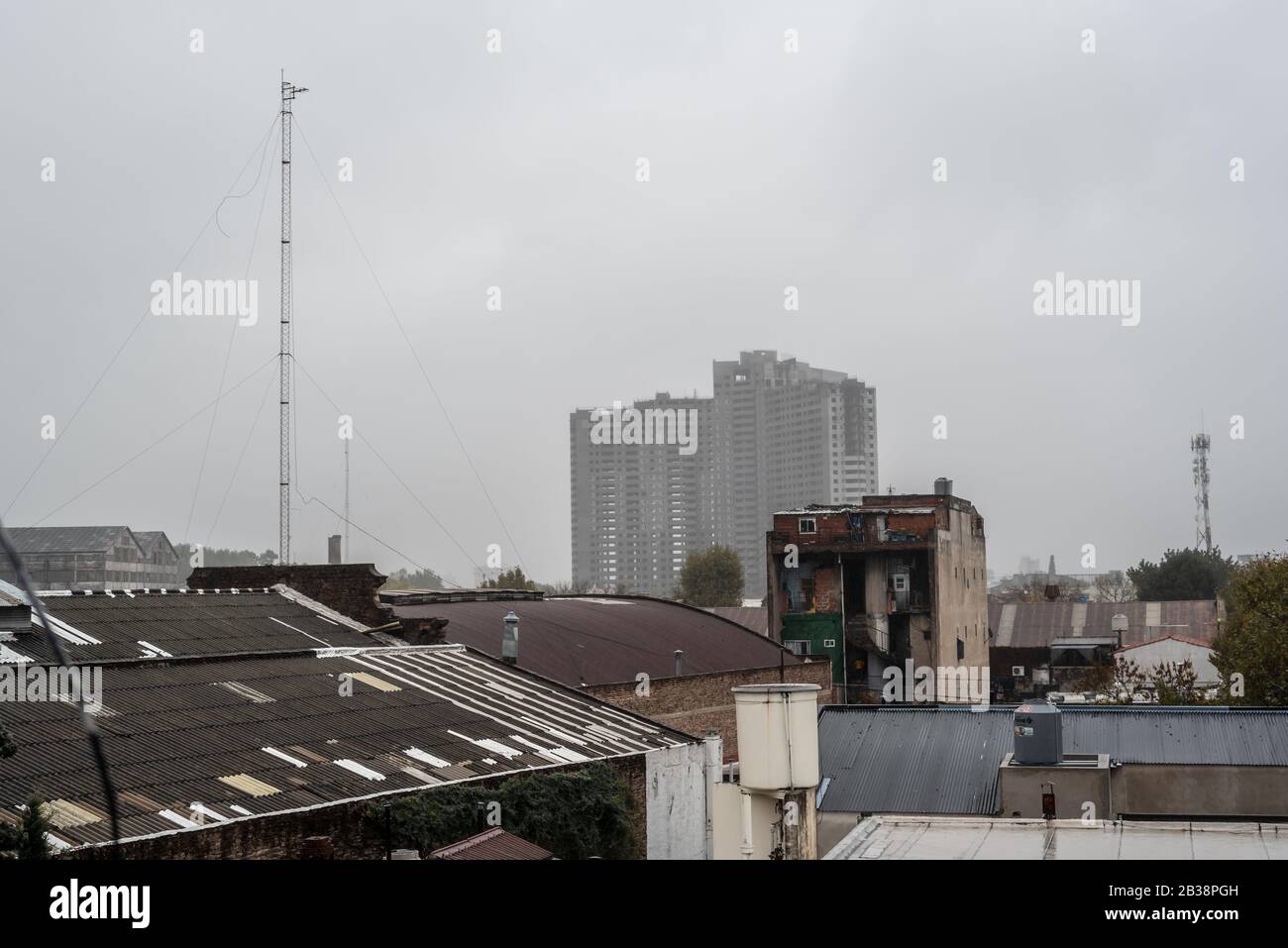 Riesentürme, die nicht an einem regnerischen Tag mit grauem Himmel errichtet wurden Stockfoto