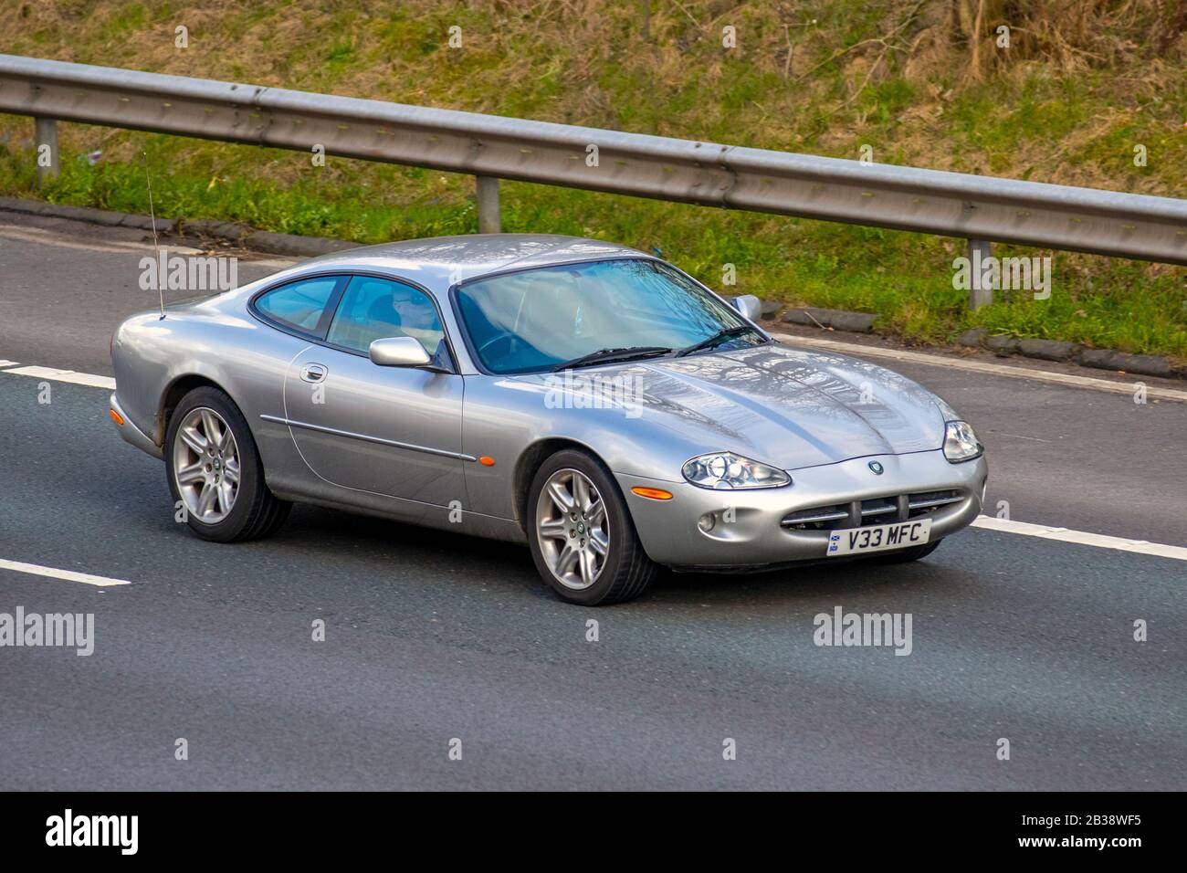 1999 90s neunziger Jahre Silber Jaguar XK8 Coupe Auto; Fahrzeug Verkehr, Transport, klassische Oldtimer, Limousinen, Britisches Fahrzeug auf britischen Straßen, Motoren, Autofahren auf der Autobahn M6 Stockfoto