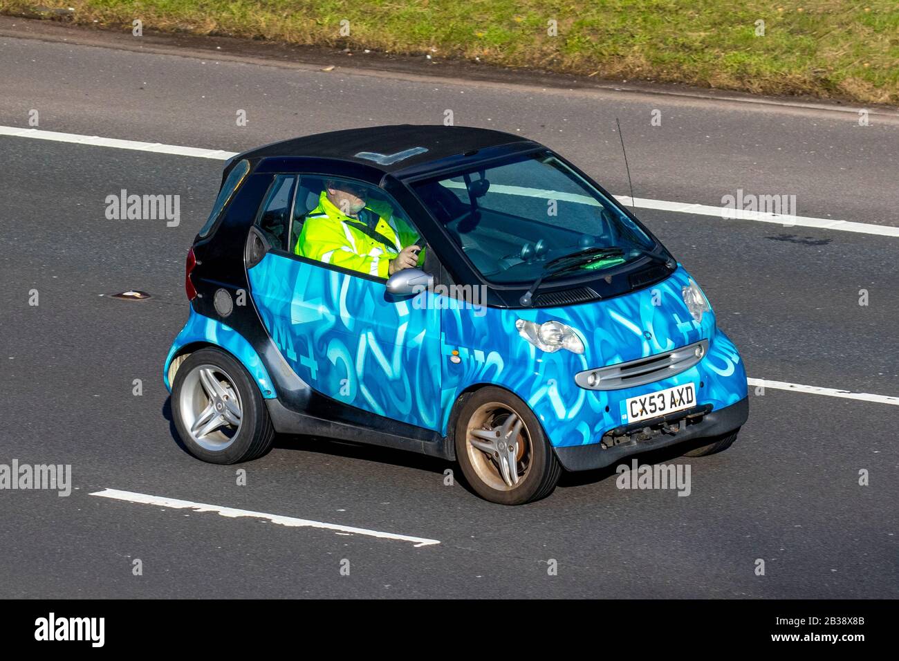 2003 blau schwarz Smart City Passion 61 Auto; UK Fahrzeugverkehr, Straßentransport, moderne Fahrzeuge, Limousinen, Fahrzeugfahren, Straßen & Motoren, Autofahren in südlicher Richtung auf der Autobahn M61 Stockfoto