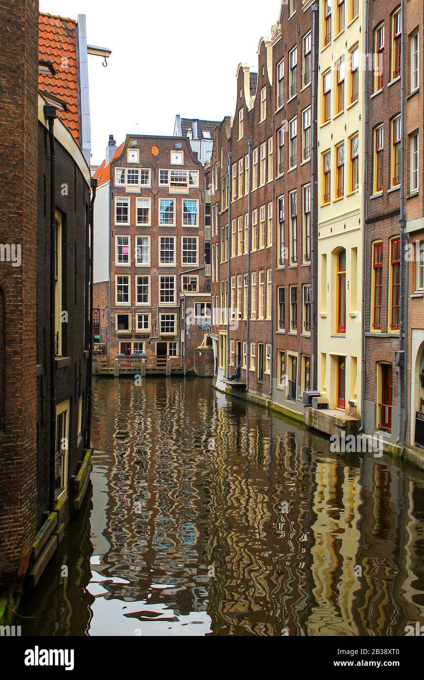 AMSTERDAM, NIEDERLANDE - APRIL 22 2018: Rijksmuseum Nationalmuseum mit I Amsterdam Zeichen und Tulpen im reflektierenden Pool. Amsterdam, Niederlande Stockfoto