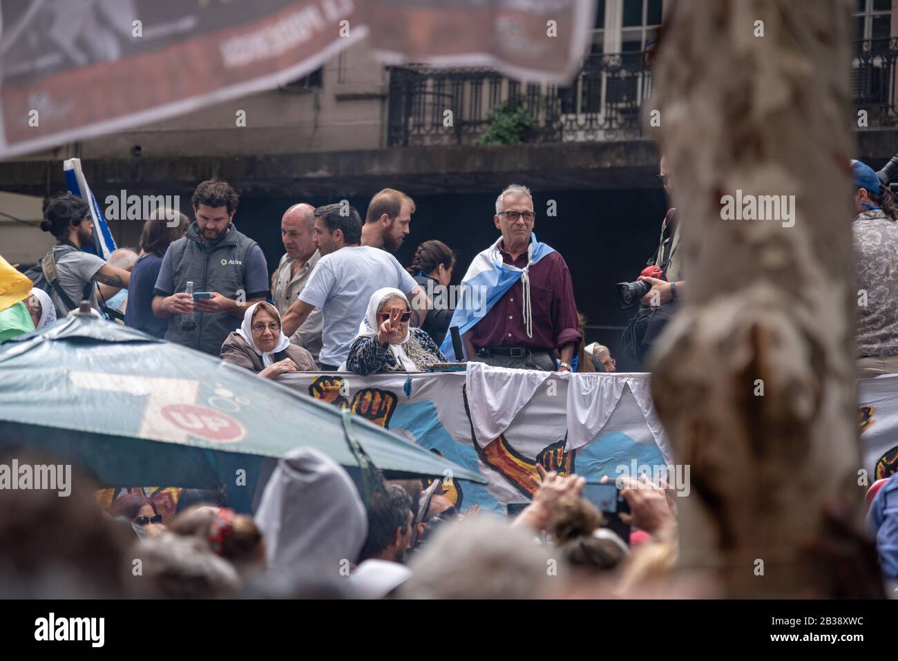 Buenos Aires, Argentinien; 24. März 2019: Mothers of Plaza de Mayo in einem Bus bei der Volksoffenbarung für 43 Jahre Putsch während des nationalen Stockfoto