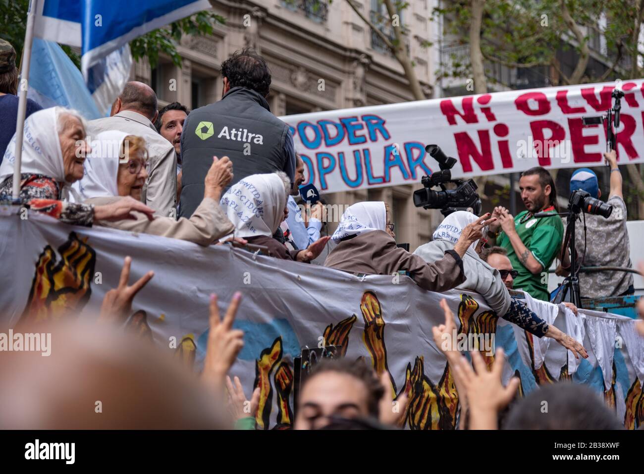 Buenos Aires, Argentinien; 24. März 2019: Mothers of Plaza de Mayo in einem Bus bei der Volksoffenbarung für 43 Jahre Putsch während des nationalen Stockfoto