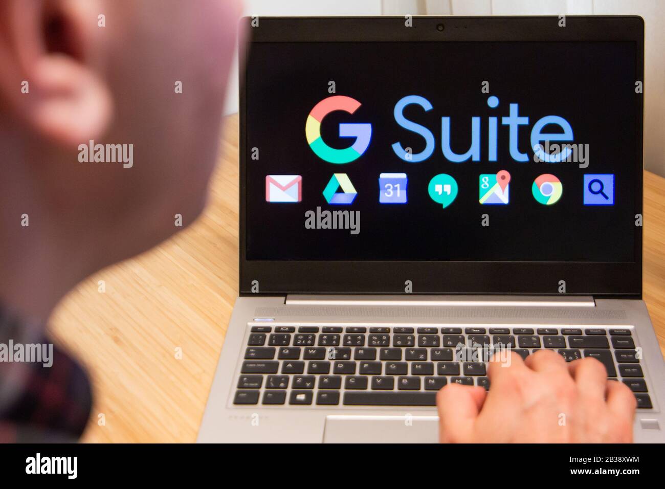 G Suite wird von einem Mann auf dem Laptop verwendet. Microsoft-Kunde verwendete Computersoftware. Neues Produkt wird von IT-Spezialisten getestet. San Francisco, Februar Stockfoto