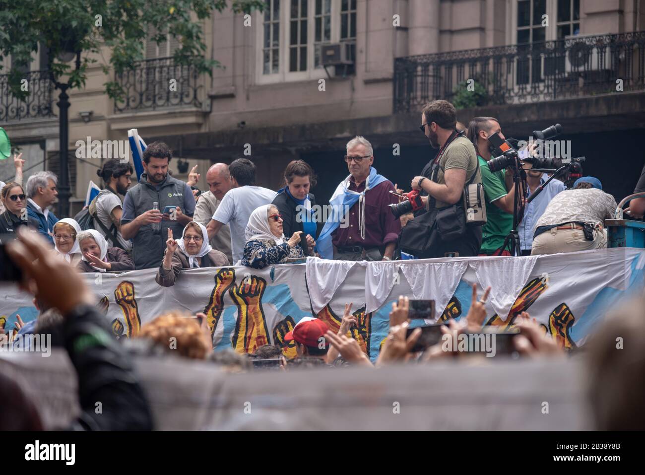 Buenos Aires, Argentinien; 24. März 2019: Mothers of Plaza de Mayo in einem Bus bei der Volksoffenbarung für 43 Jahre Putsch während des nationalen Stockfoto